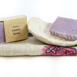 Setti-laventelisaippua-saippuateline-ja-pyyhe