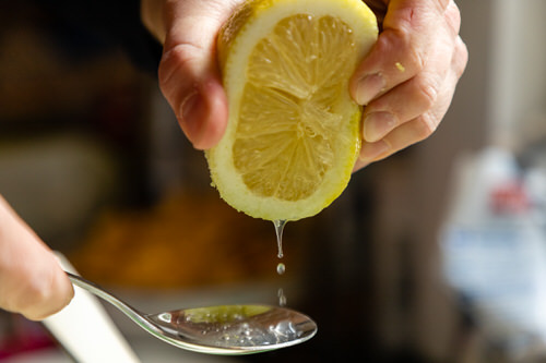 Sitruunamehun-puristaminen